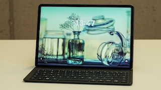 Das Huawei MatePad 11.5S 2026 aufgestellt in der Tastaturhülle auf einem hellen Tisch. Auf dem Display ist der Sperrbildschirm zu sehen.