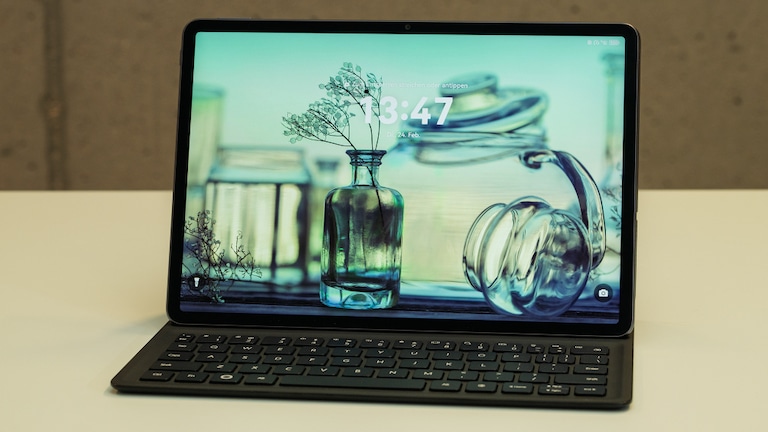 Das Huawei MatePad 11.5S 2026 aufgestellt in der Tastaturhülle auf einem hellen Tisch. Auf dem Display ist der Sperrbildschirm zu sehen.
