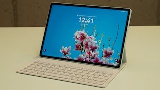 Das Huawei MatePad 12X 2025 aufgestellt in der Tastaturhülle auf einem hellen Tisch. Auf dem Display ist der Sperrbildschirm zu sehen.