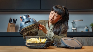 Die Heißluftfritteuse Ninja Crispi und Testredakteurin Manuela Trinh