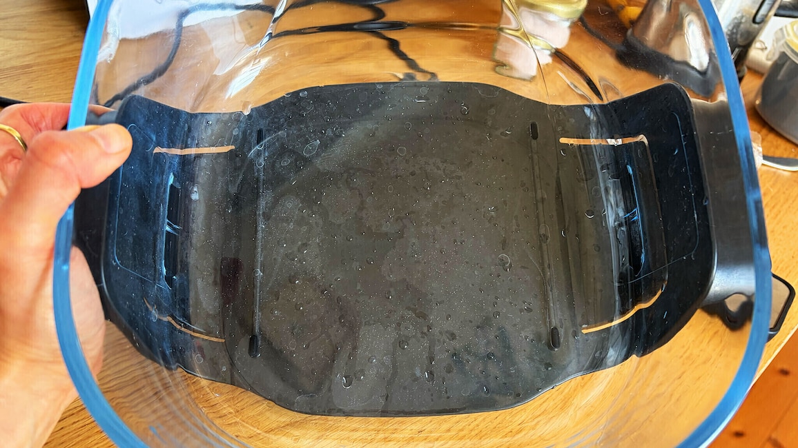 Ninja Crispi Wasserflecken zwischen Griffen und Glasbehälter