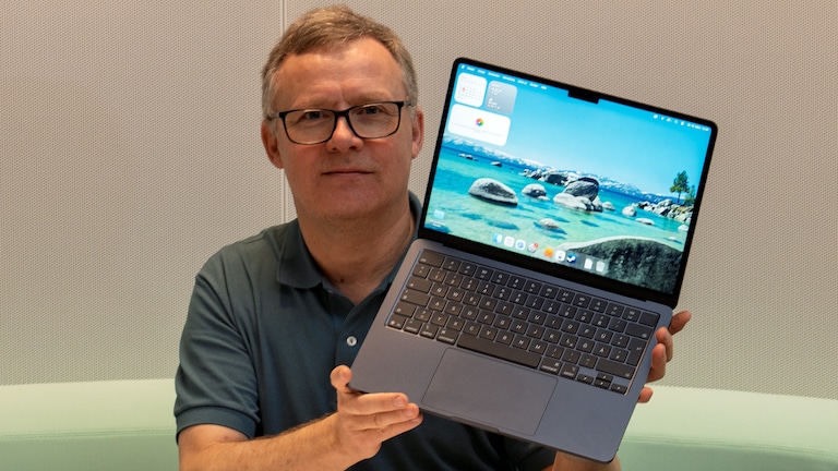 Testredakteur Sven Schulz hält das aufgeklappte Apple MacBook Air 13 Zoll 2026 M5 in die Kamera.