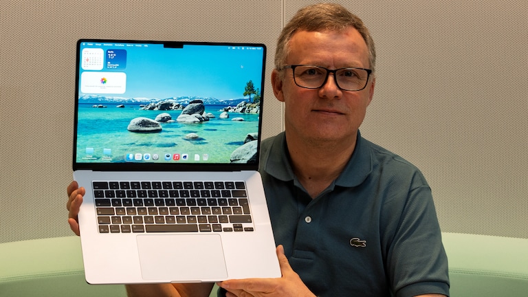 Testredakteur Sven Schulz hält das aufgeklappte Apple MacBook Air 15 Zoll 2026 M5 in die Kamera.