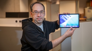 Redakteur Thomas Glenk mit Apple iPad Air 11 Zoll 2026