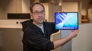 Redakteur mit iPad Air 13 (2026)