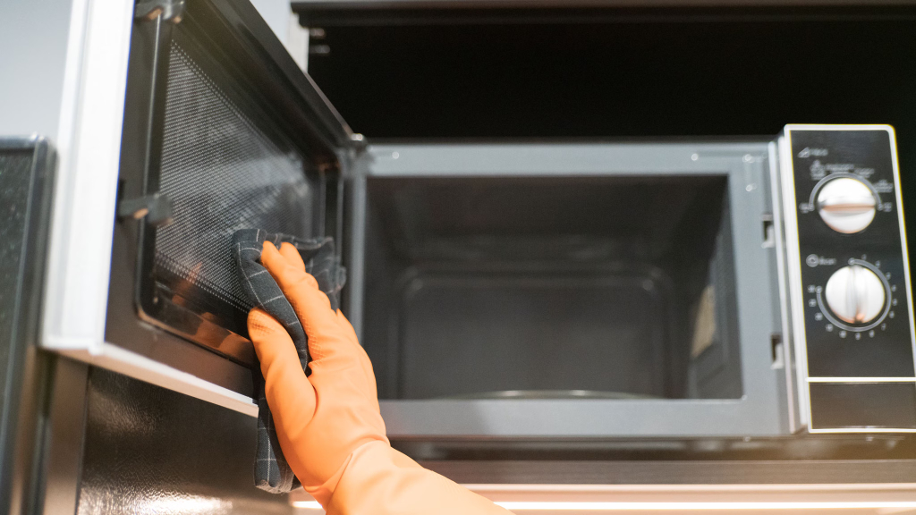 So wird die Mikrowelle in wenigen Minuten sauber
