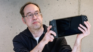 Redakteur mit Lenovo Legion Go 2 Gaming-Handhel