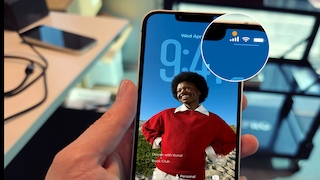 iPhone mit orange leuchtenem Punkt