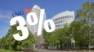 ING-Logo mit einem 3 Prozent Zeichen vor einem unscharfen Gebäude mit grünen Bäumen.