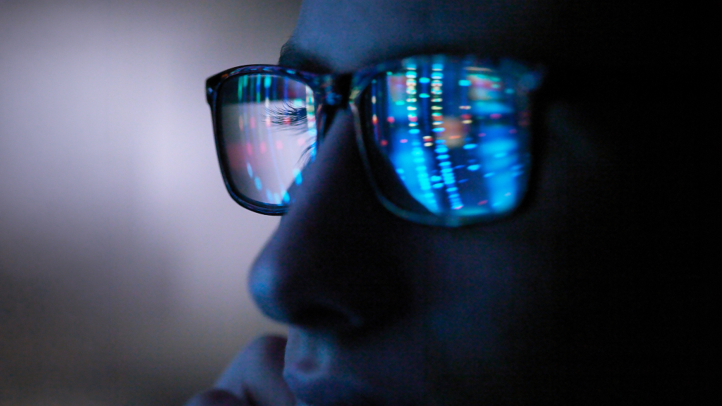 Erwischt im Gerichtssaal: Mann nutzt Smart Glasses während seiner Aussage