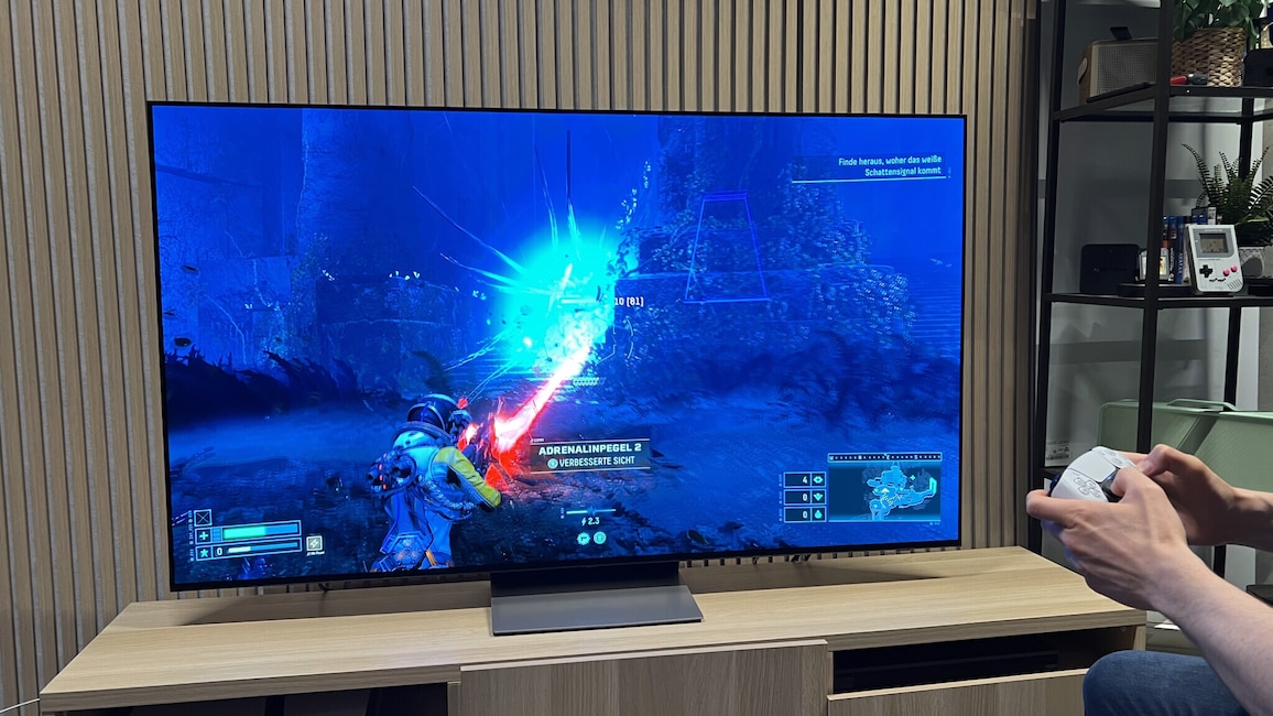 Dank variabler Bildraten mit bis zu 165 Hertz gehört Gaming zur Paradedisziplin des Samsung S90H.