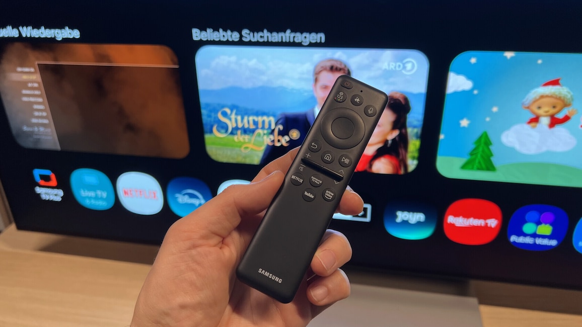 Die Fernbedienung ist handlich und bietet separate Tasten für Netflix, Amazon Prime Video sowie YouTube und Samsung TV Plus.