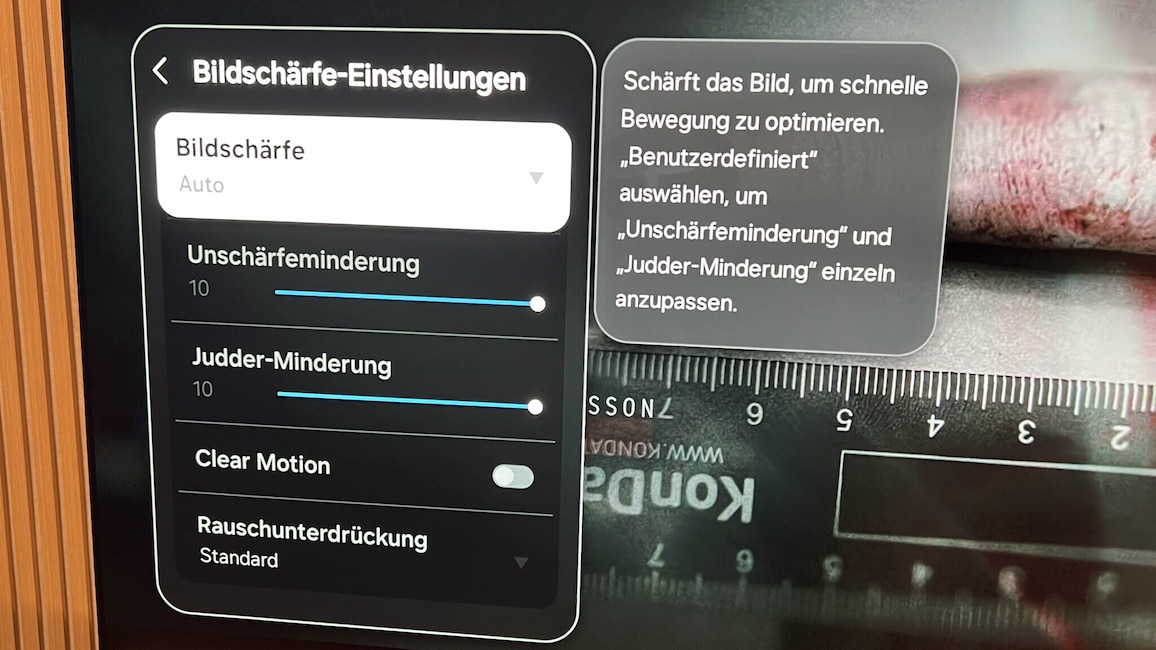 Samsung liefert seine Fernseher im Werkszustand mit einer automatischen Bewegungsglättung aus. Die regelt stark rein, sodass User die Judder-Minderung besser zwischen 3 und 6 stellen. Zumindest bei Kinofilmen und hochwertigen Serienproduktionen.