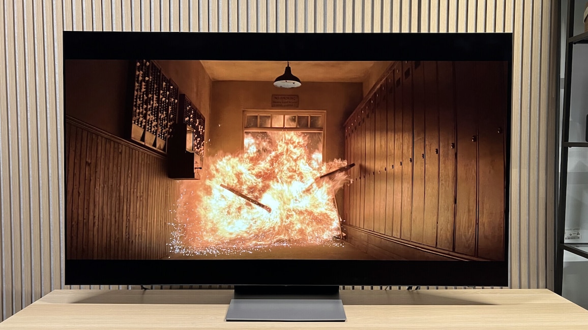 Selbst im eher dunkel abgestimmten Filmmaker Mode wirken Explosionen gleißend hell. Für einen durchschnittlich hellen Raum verfügt der GQ65S90H über genug Lichtreserven.