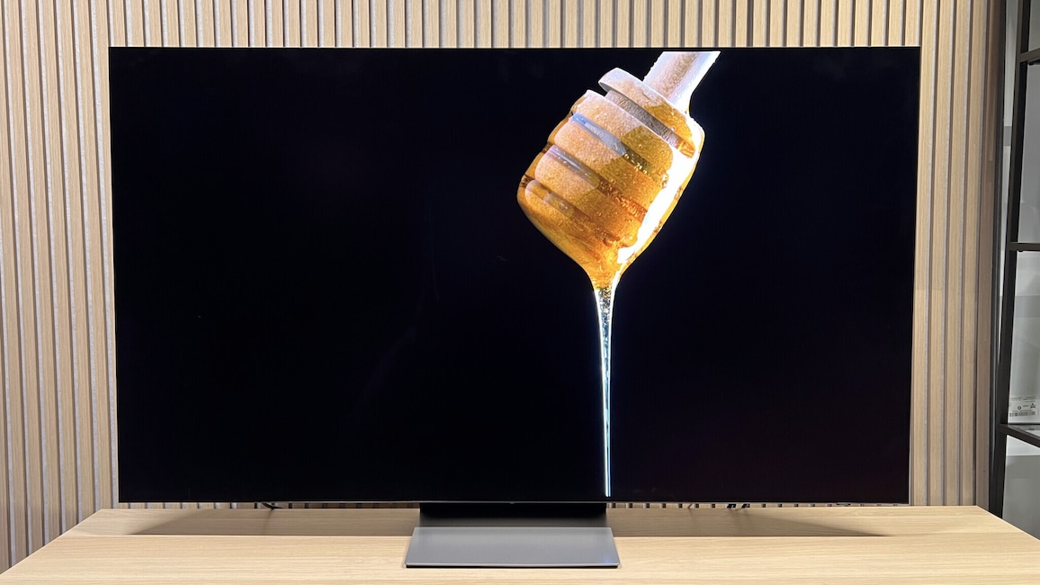 Trotz Lichtquellen an der Decke – das matte Display des S90H lässt sich nicht zu nervigen Reflexionen hinreißen.