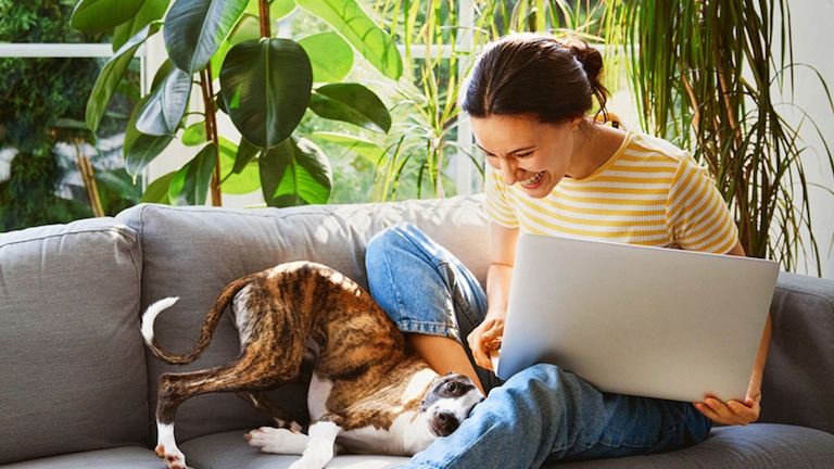 Frau mit Hund auf der Couch