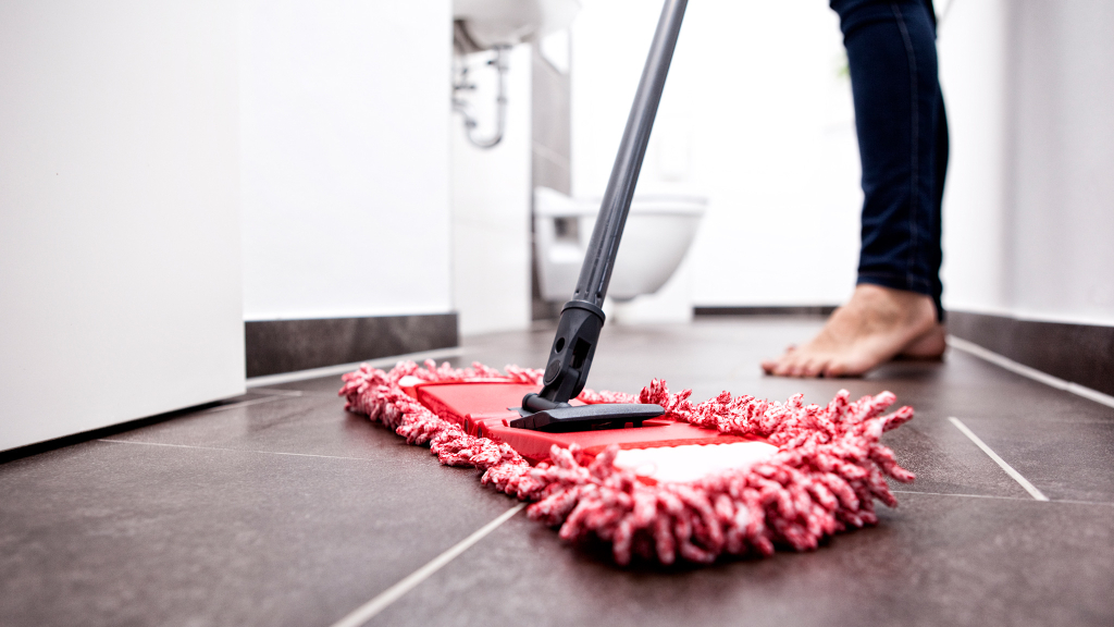 Boden wischen: Wie häufig Sie wirklich zum Wischmopp greifen sollten