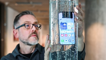 Ressortleiter Christian Just beobachtet den Test des Galaxy A57 in der Wassersäule