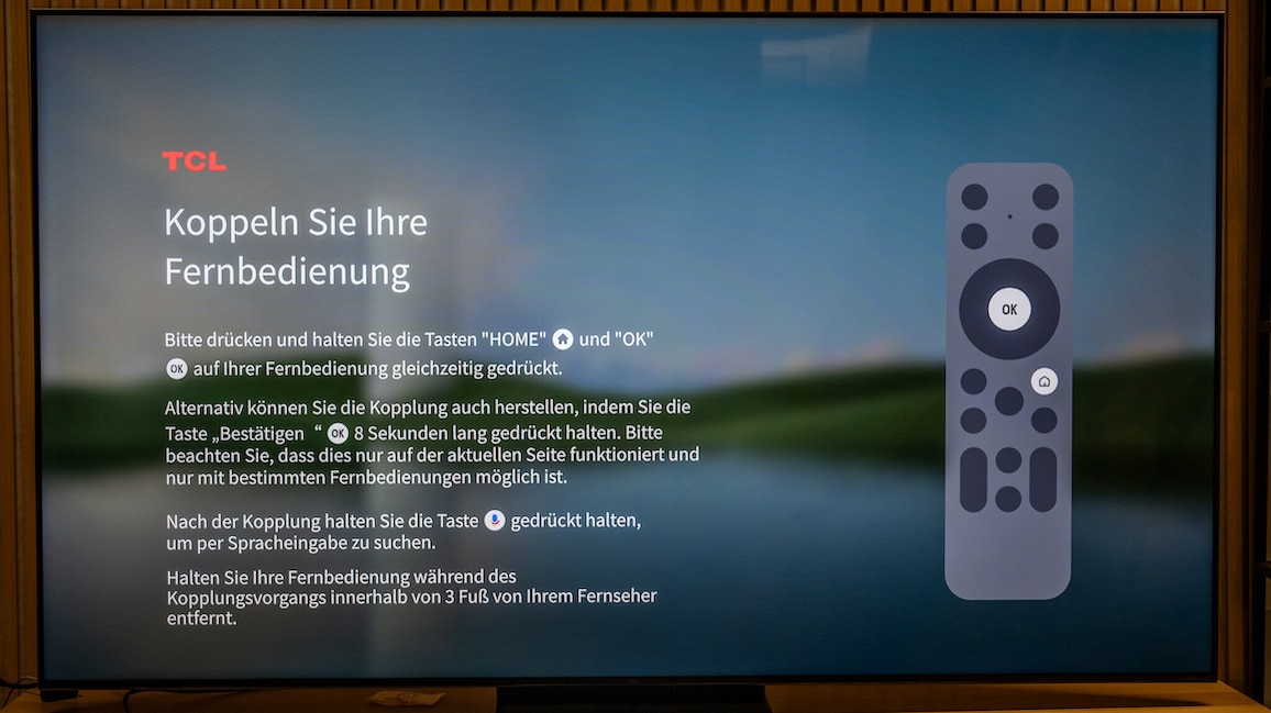 Das Koppeln der Fernbedienung mit dem TCL C7L im Test: Besser Bluetooth als Infrarot.