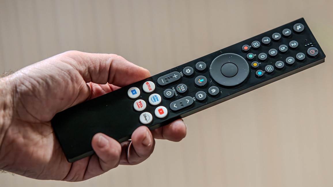 Die Fernbedienung des TCL C7L zeigt im Test die volle Ausstattung: Zahlentasten, Navigationsring und Schnellwahltasten zu Netflix und Prime Video – d