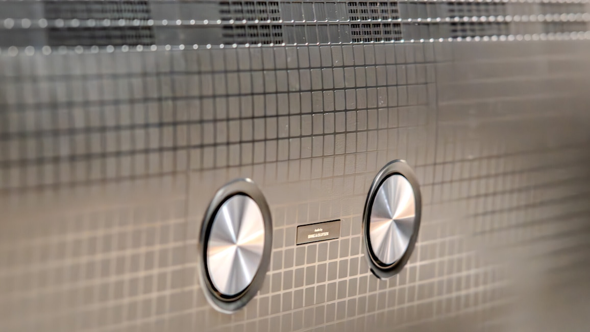 Die Rückseite des TCL C7L zeigt zwei auffällige Sound-Treiber von Bang & Olufsen.