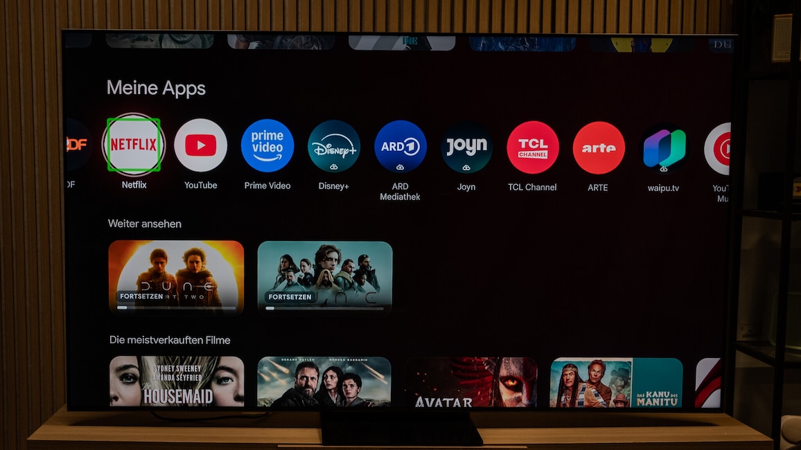 Google TV liefert alle wichtigen Apps und zeigt sich auf dem TCL C7L auch in guter Auflösung.