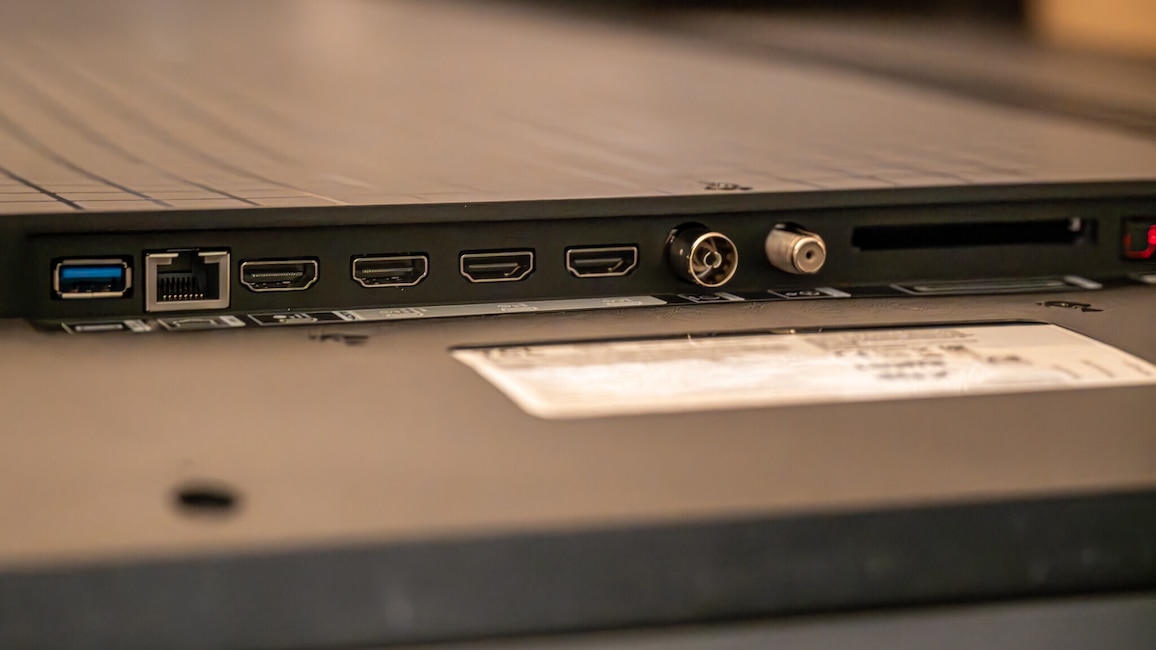 Vier HDMI-2.1-Anschlüsse braucht bisher kaum jemand – TCL nimmt die höchste Anschluss-Güte auch beim C7L trotzdem unbeirrt ernst.