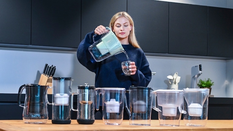 Redakteurin Henriette Rasmussen testet sich im COMPUTER BILD Wasserfilter-Test Liter für Liter durch die Wasserfilter.