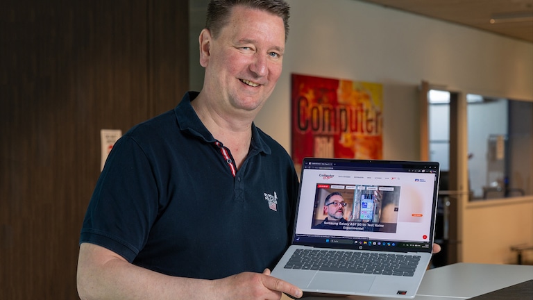 Redakteur Ingolf Leschke mit dem HP Omnibook 5