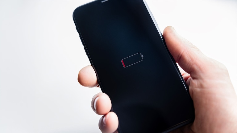 Smartphone mit Akku-leer-Anzeige
