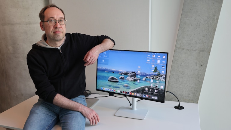 Redakteur neben dem Dell S2725QC