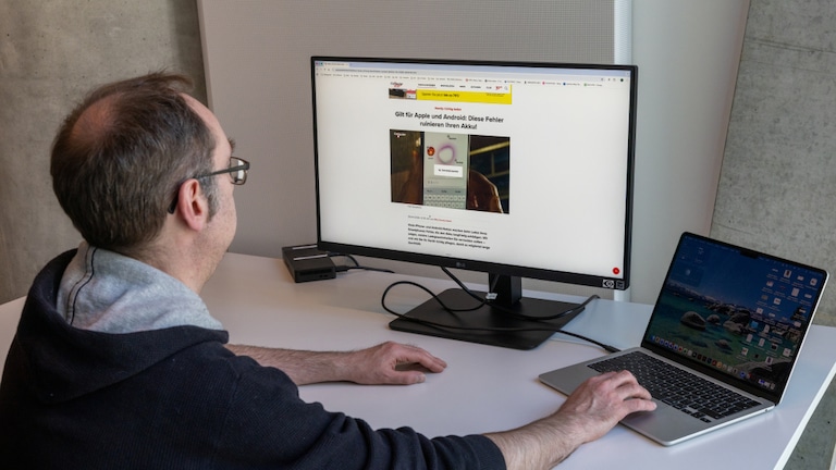 Redakteur vor LG 27BA75QB-Monitor