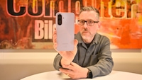 Samsung Galaxy A37 eingespannt im Fotostand des Testlabors.