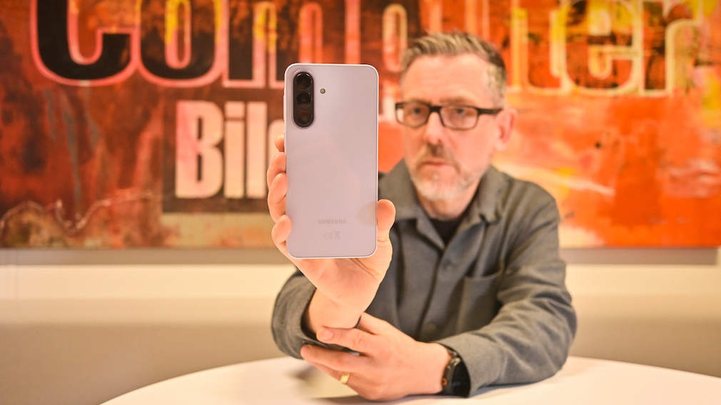 Samsung Galaxy A37 eingespannt im Fotostand des Testlabors.