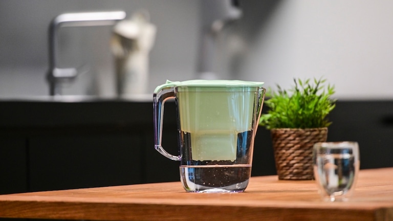 Wasserfilter sollten regelmäßig gereinigt werden. Bleibt Feuchtigkeit dauerhaft in der Kanne, kann das die Wasserqualität beeinträchtigen.