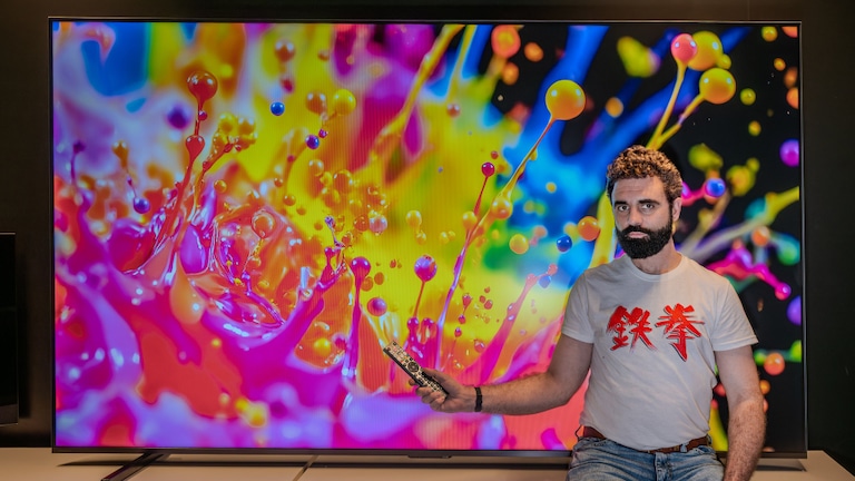 TV-Experte Richard W. Schaber zeigt den QLED-Fernseher Hisense E7Q Pro im Test bei Computer Bild