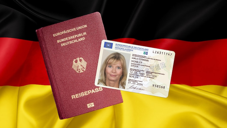 Reisepass und Personalausweis vor einer Deutschlandflagge