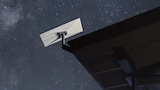 Starlink-Antenne an einem Hausdach