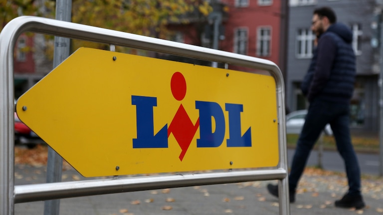 Breites Lidl-Schild vor einer Filiale