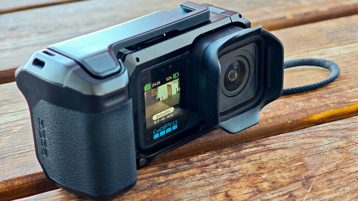 Das macht Eindruck: Voll ausgestattet erinnert die GoPro eher an eine echte Kamera als an eine klassische Action-Cam.