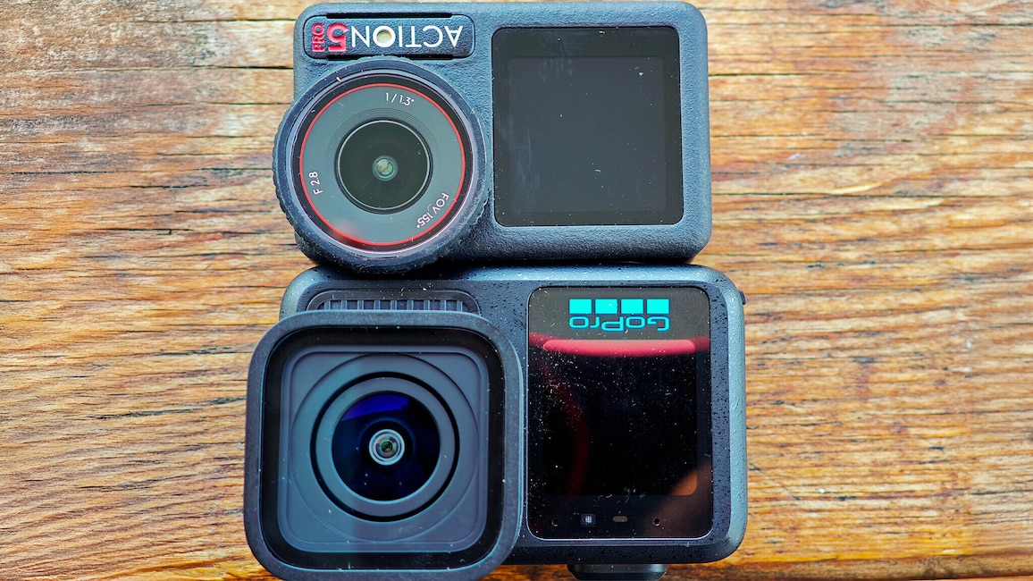 Kleiner Größenvergleich: unten die GoPro Mission 1 Pro, oben das Gegenstück von DJI – die Action 5 Pro.