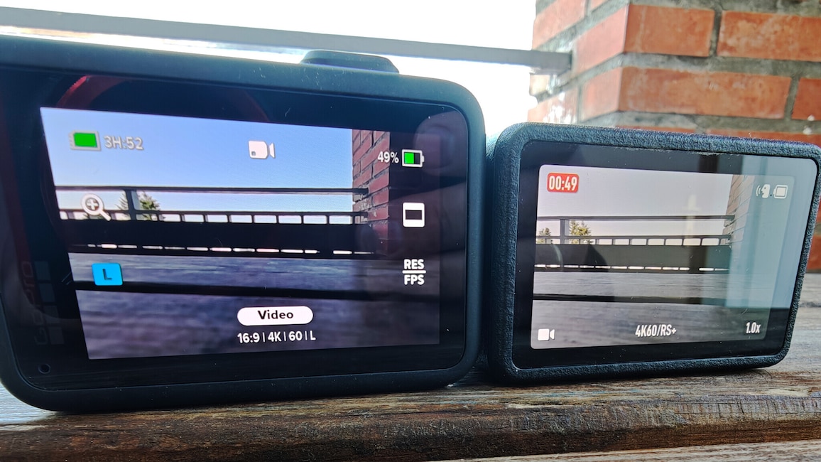 Links die GoPro Mission 1 Pro, rechts die DJI Action 5 Pro – beide Displays zeigen die wichtigsten Infos.