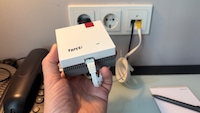 FritzRepeater mit LAN-Buchse wird per Netzwerkkabel mit der LAN-Buchse im Hotelzimmer verbunden