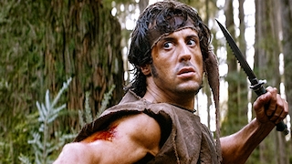 Sylvester Stallone als John Rambo mit einem großen Messer in der Hand