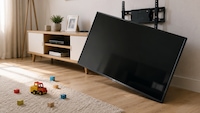 Fernseher steht schräg vor einer TV-Wandhalterung