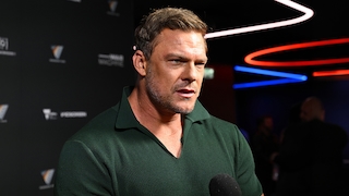 Schauspielstar Alan Ritchson steht bei einem Event der Presse Rede und Antwort.