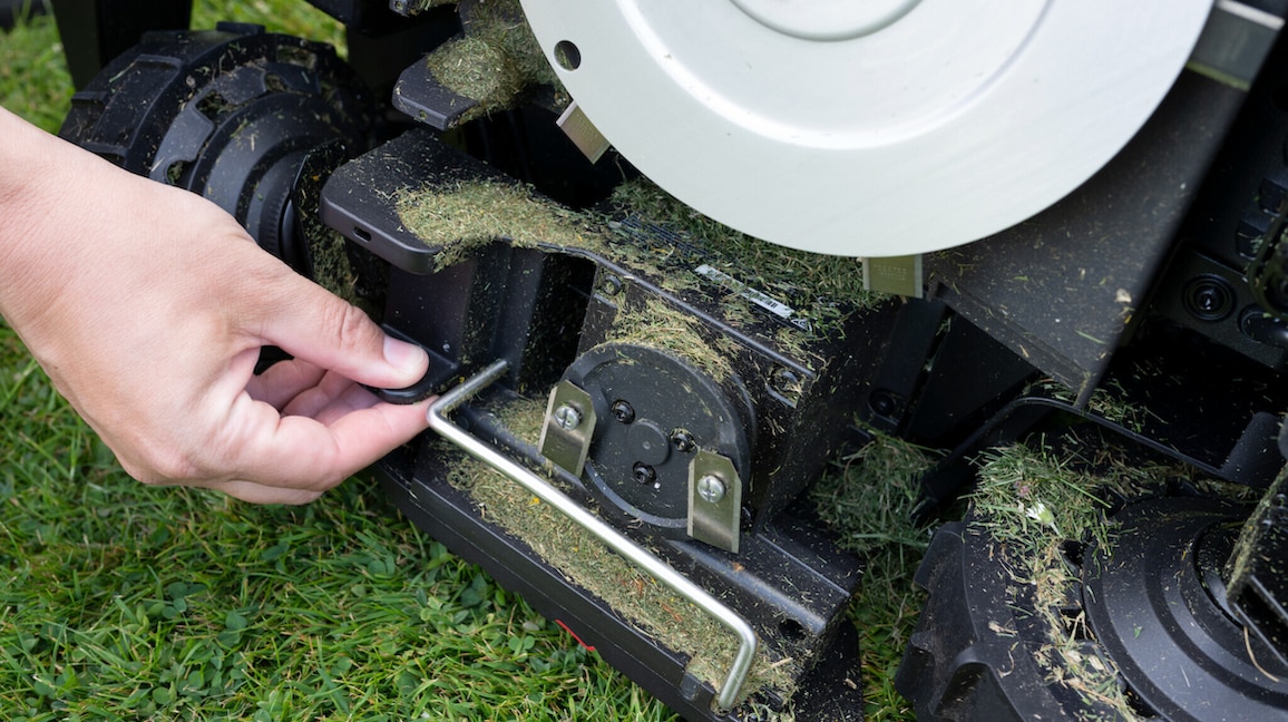 Optional lässt sich der RockMow mit dem PreciEdge-Modul ausstatten, um näher an Rasenkanten zu arbeiten.