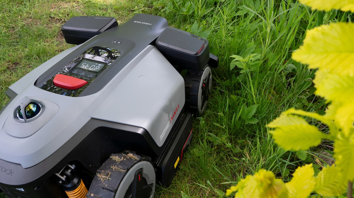 Roborock RockMow Z1 LiDAR mäht dicht entlang einer Beetkante.