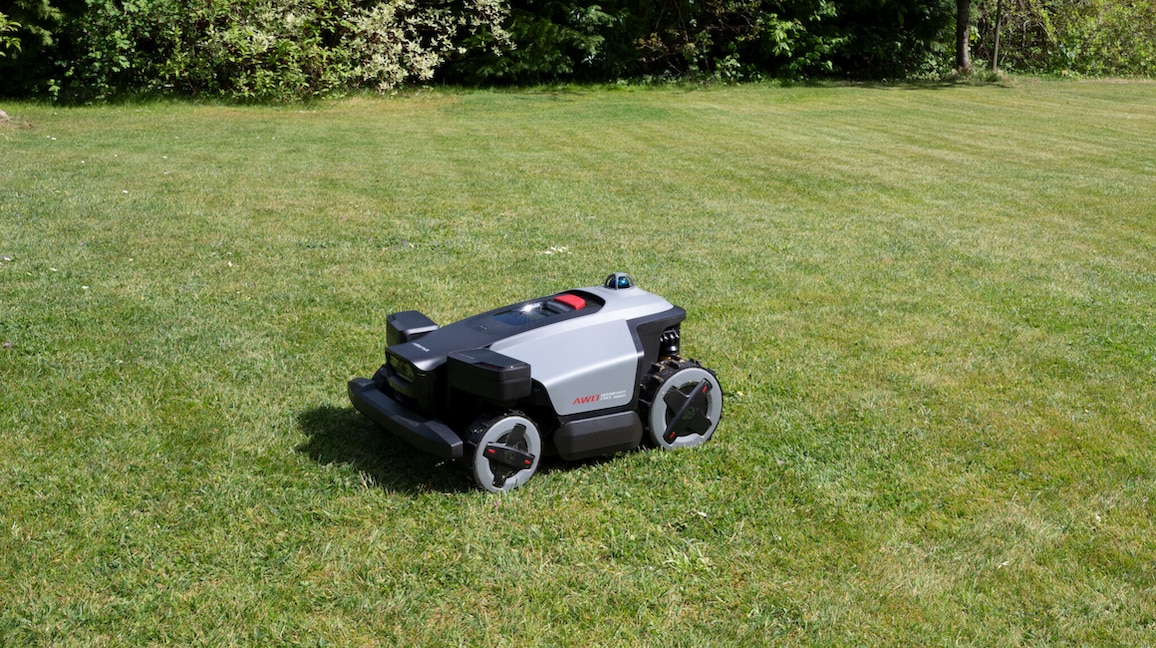 Roborock RockMow Z1 LiDAR mäht in geraden Bahnen über eine Rasenfläche.