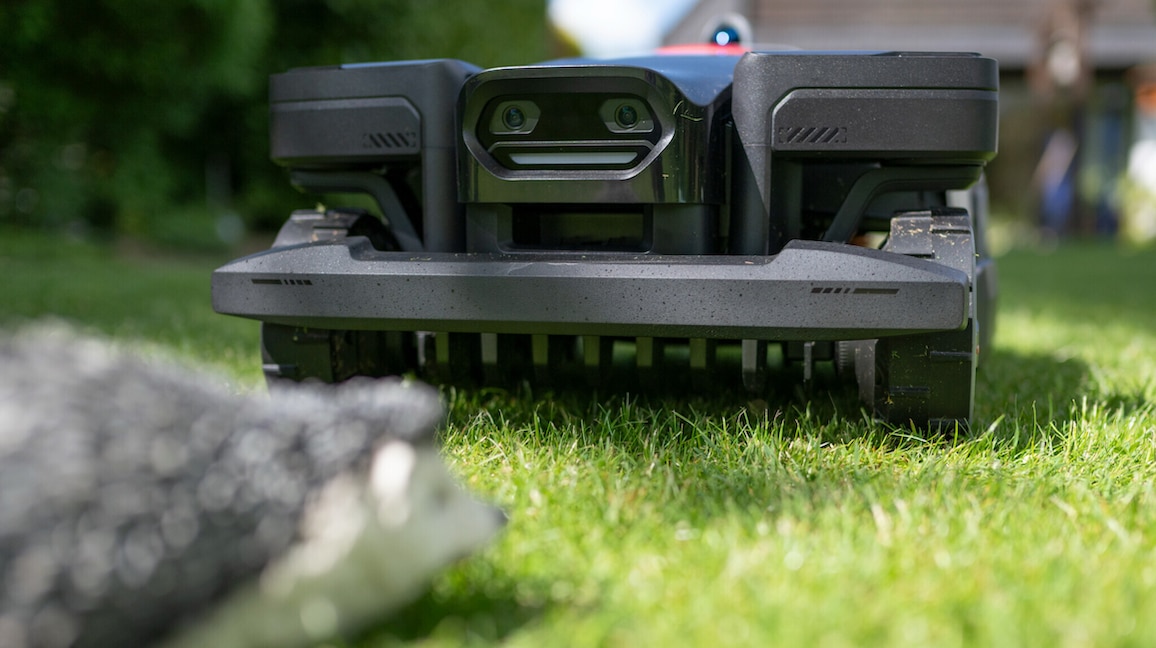 Roborock RockMow Z1 LiDAR nähert sich einem Hindernis auf einer Rasenfläche.